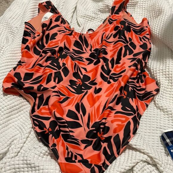 NWT- Old Navy - 3X. Front Cutout Tie One Piece Swimsuit - Picture 5 of 11